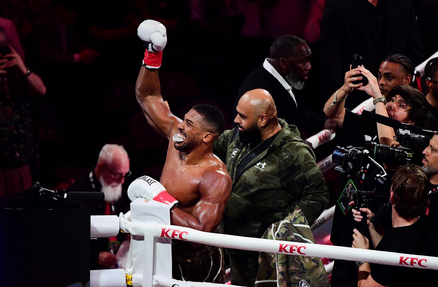 "Dacă eşti cu adevărat rău, hai în ring!" Anthony Joshua a lansat marea provocare, după ce l-a făcut K.O. pe Jake Paul