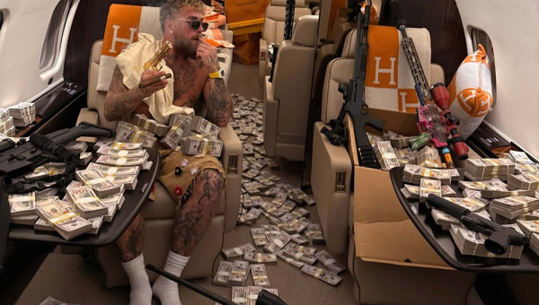 Omul care a câștigat 93.000 $ pe secundă s-a fotografiat cu banii