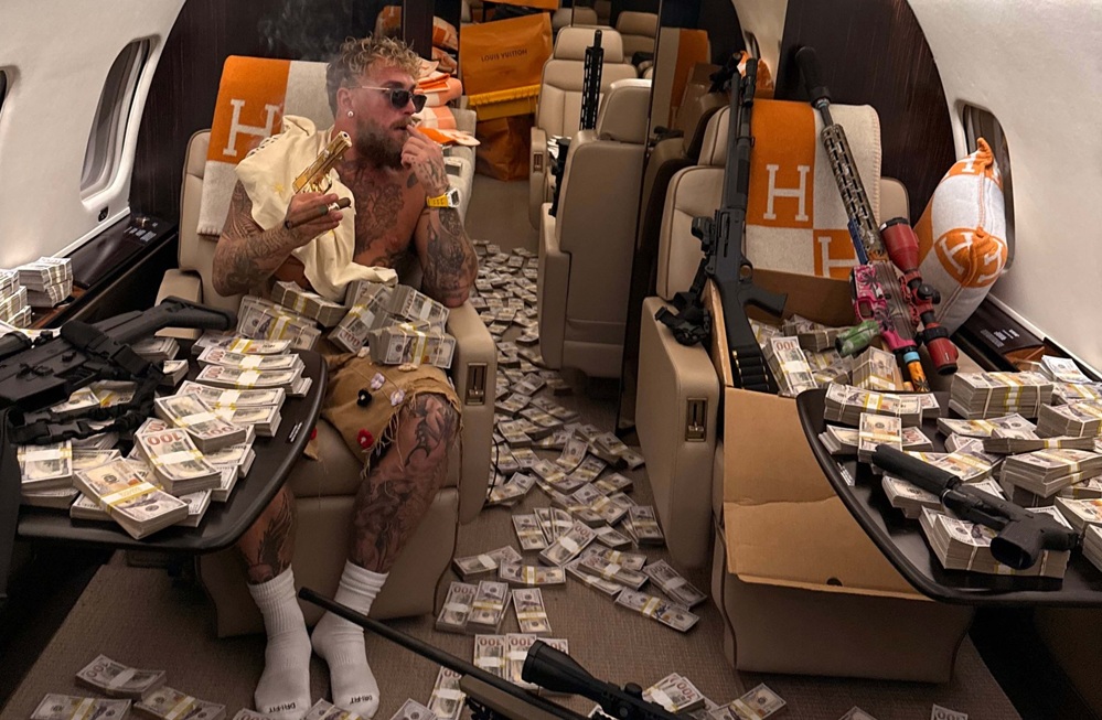 Omul care a câștigat 93.000 $ pe secundă s-a fotografiat cu banii