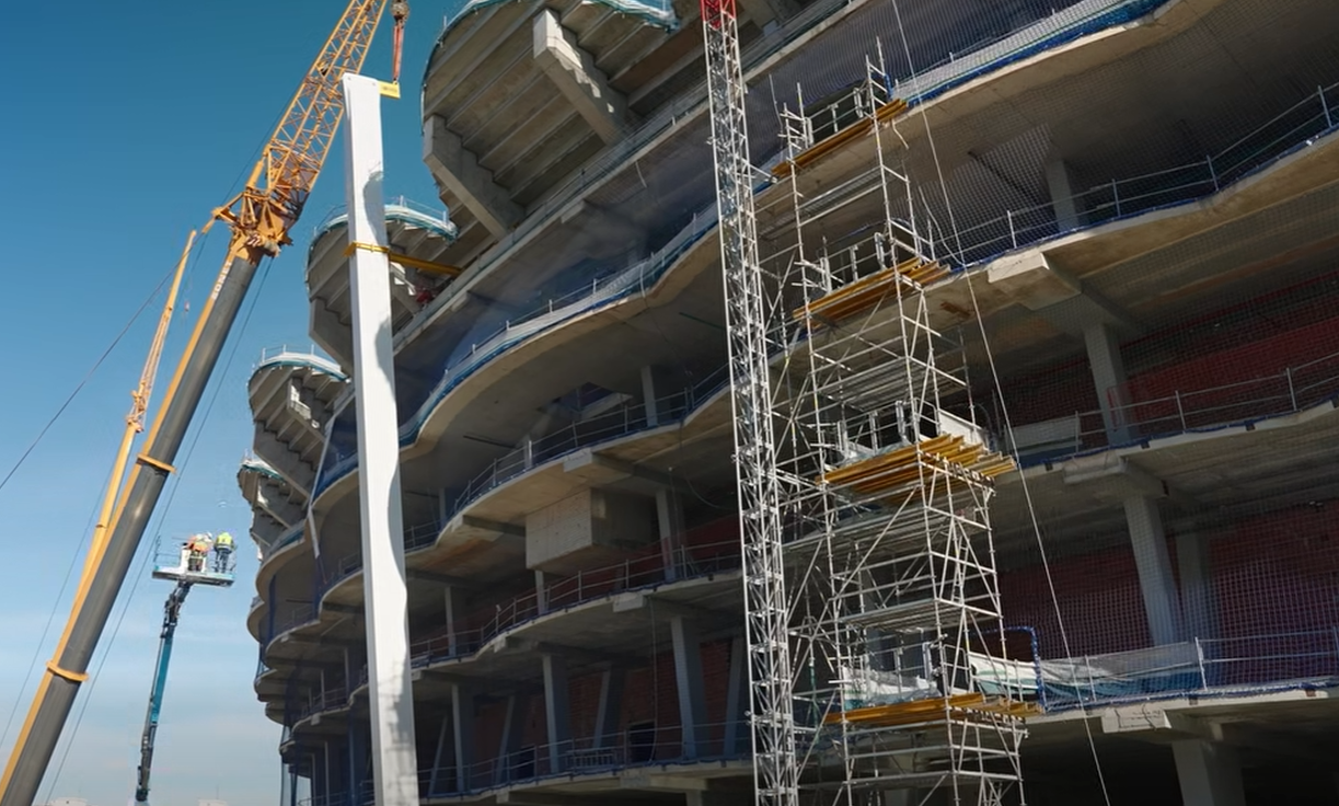 Se montează acoperișul pe stadionul lăsat în paragină timp de 16 ani! Imagini spectaculoase