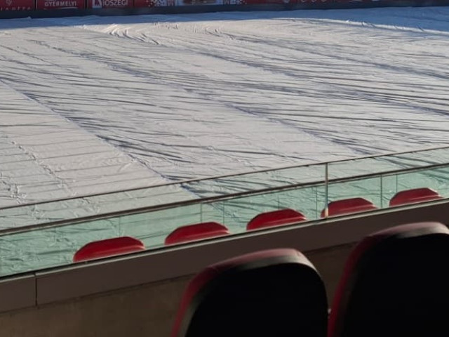 Poza pentru articolul S-a tras copertina pe stadionul din România! Cum este protejată investiția de 100.000 de euro