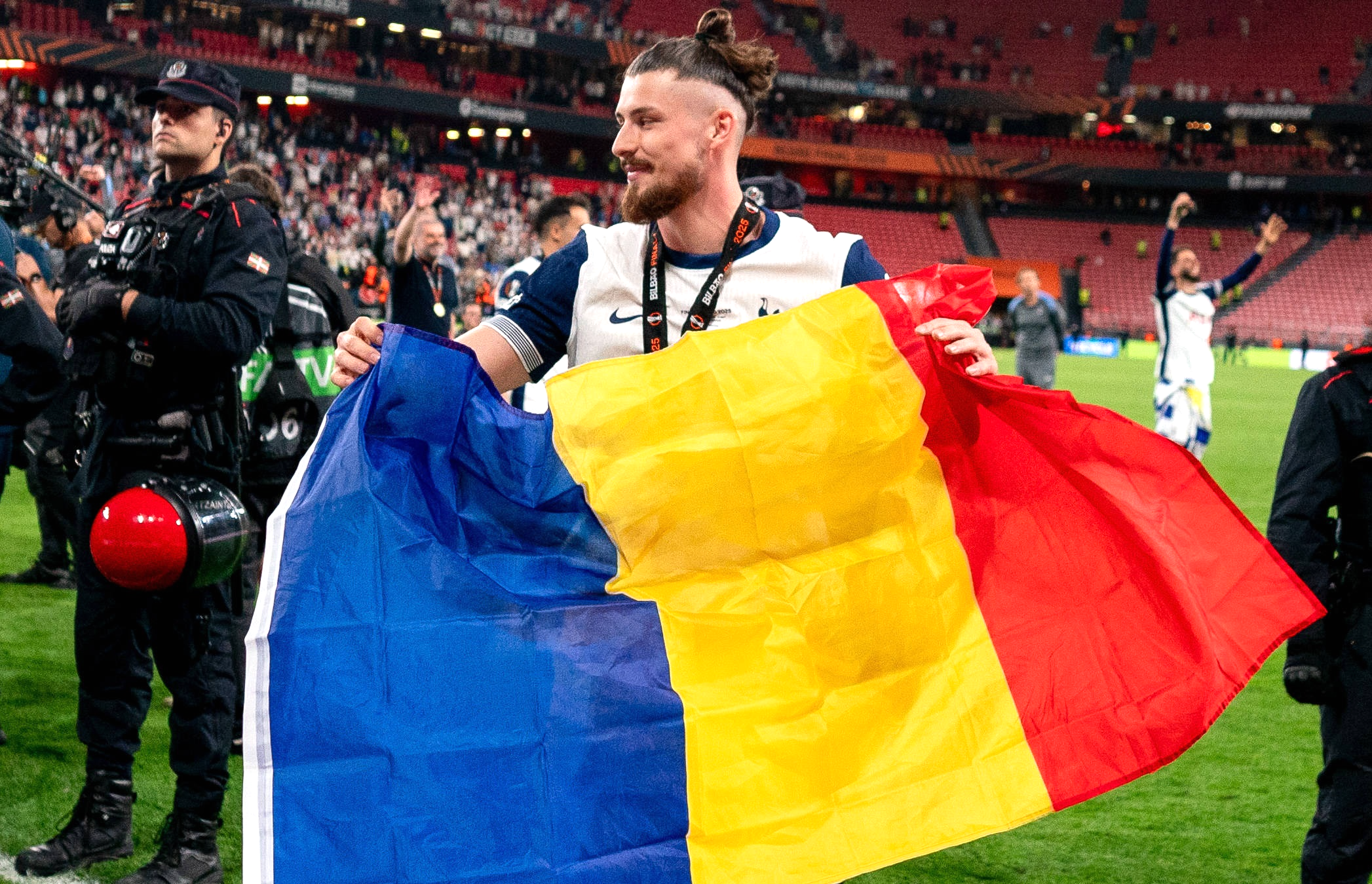 Imagine Stire Radu Drăgușin, convins să semneze: ”L-a sedus!”. Tottenham i-a stabilit prețul de transfer | 2review.ro