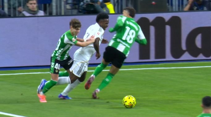 Vinicius a cerut penalty în minutul 6 al meciului cu Betis! Verdictul a doi specialiști din Spania