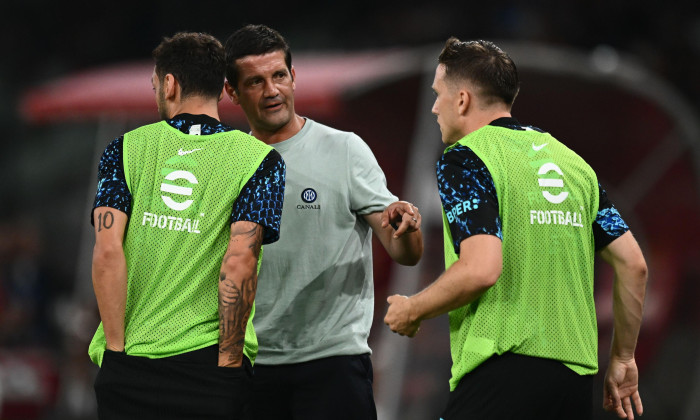 Bari, Italy. 16th Aug, 2025. August 16, 2025, Bari, Italy: FC Internazionale's head coach Cristian Chivu speaks with FC Internazionale's Hakan Calhanoglu and Piotr Zieliński during the preseason friendly between FC Internazionale and Olympiakos Piraeus at