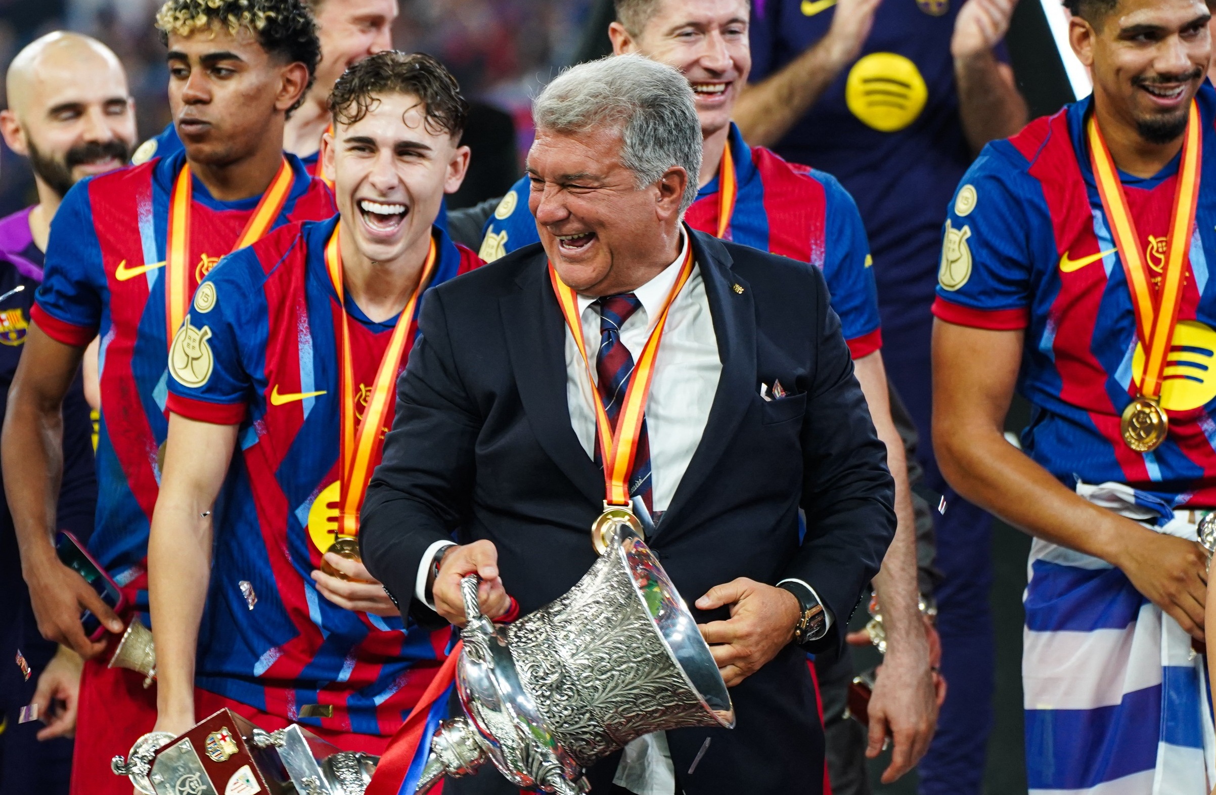 Laporta nu se uită la bani! Cât ar fi luat fiecare jucător de la Barcelona, după finala cu Real Madrid