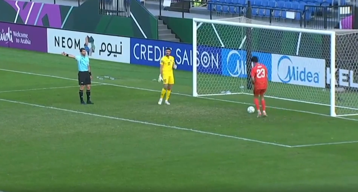 1 la 1.000.000! Portarul s-a bucurat că a apărat penalty-ul și n-a înțeles nimic din ce a urmat. Și grafica TV a fost ”zăpăcită”