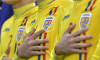 Mana la inima a unui fotbalist alaturi de sigla Romaniei pe tricou la intonarea imnului nationala la meciul de fotbal di