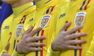 Mana la inima a unui fotbalist alaturi de sigla Romaniei pe tricou la intonarea imnului nationala la meciul de fotbal di
