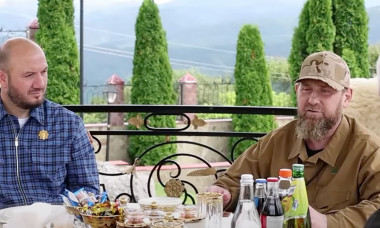 Frail Kadyrov struggles to walk