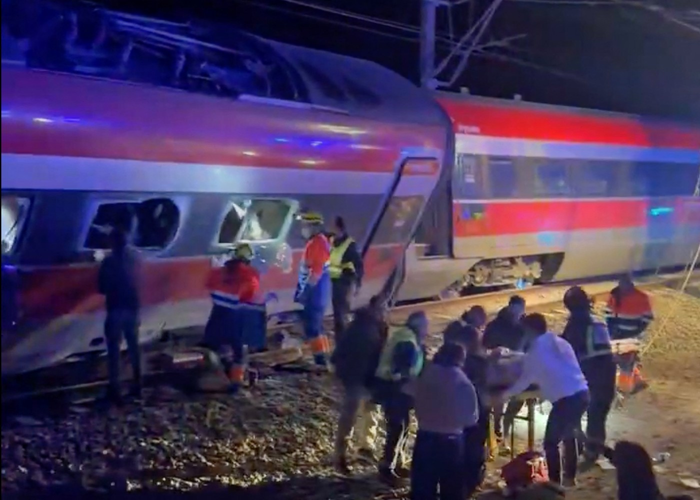 Imagine Stire Bilanțul tragediei de la Cordoba, unde două trenuri s-au ciocnit. 3 zile de doliu național în Spania | 2review.ro