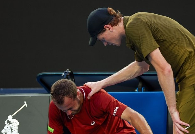 Imagine Stire Jannik Sinner, calificare ”en fanfare” în turul 2 de la Australian Open! Adversarul a izbucnit în plâns | 2review.ro