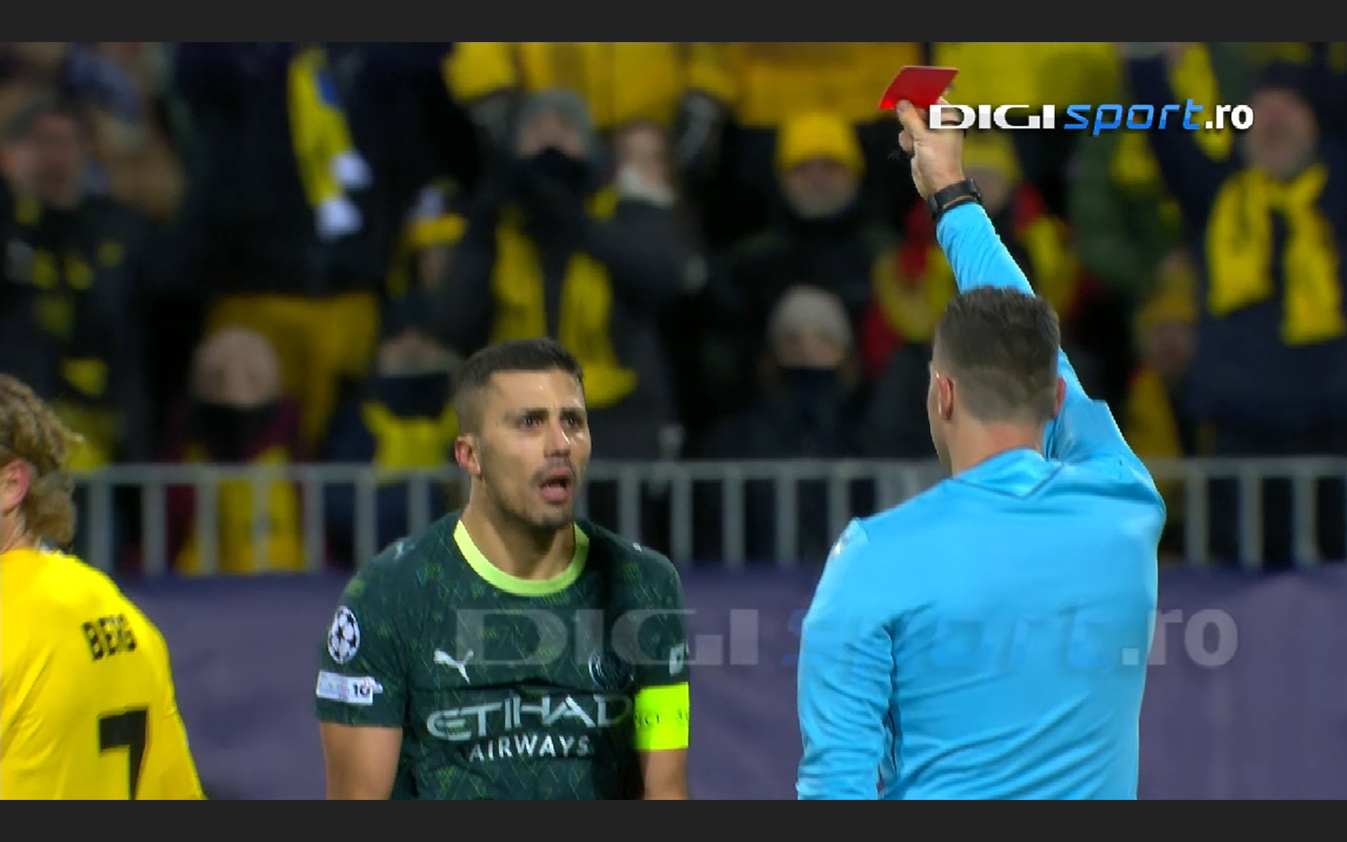 Imagine Stire Ce gafe! ”Balonul de Aur” al lui Manchester City, eliminat după ce a văzut două cartonașe galbene într-un minut | 2review.ro