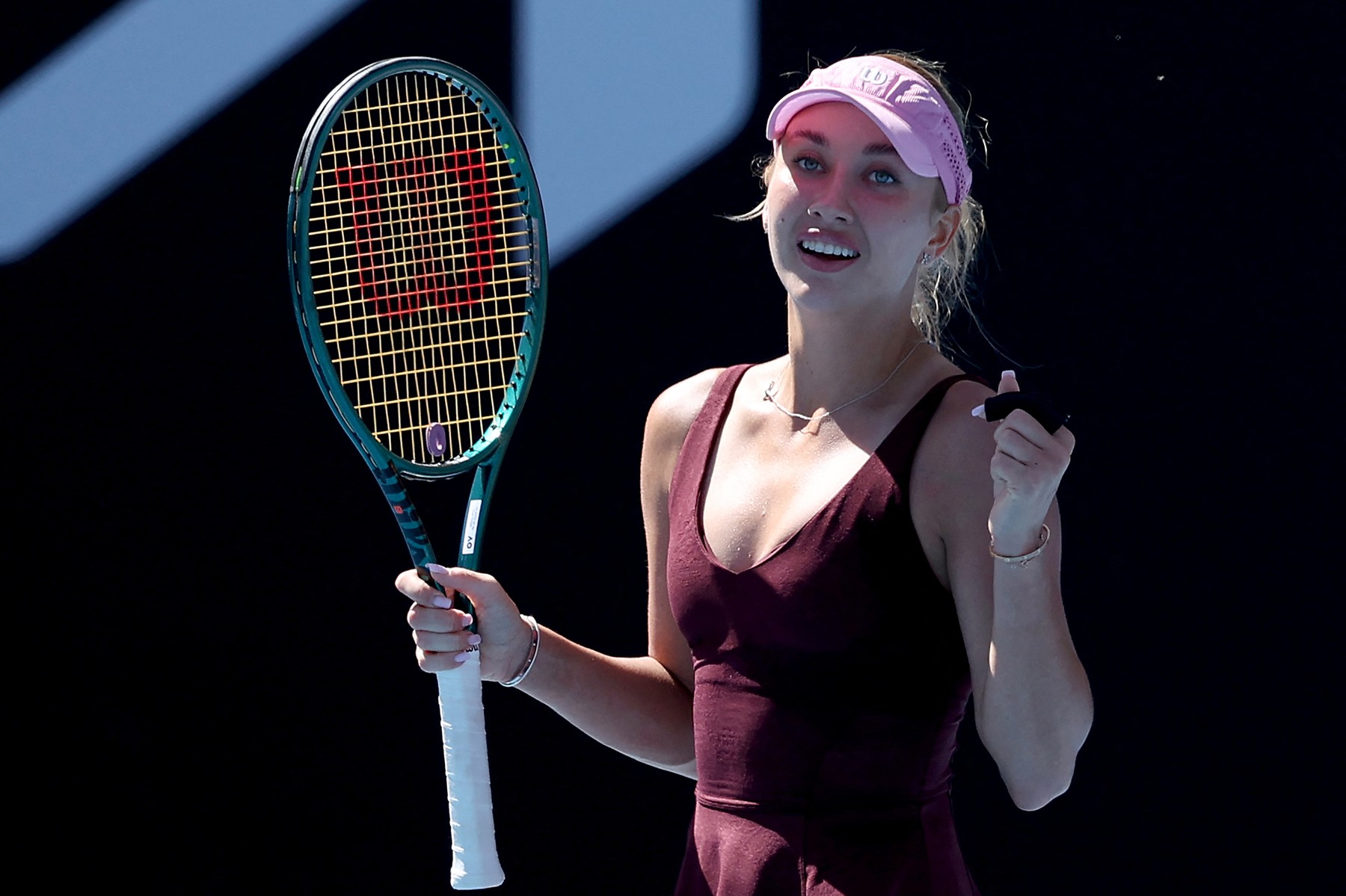 Imagine Stire Emma Răducanu, eliminată de la Australian Open de o jucătoare cu un deget rupt | 2review.ro