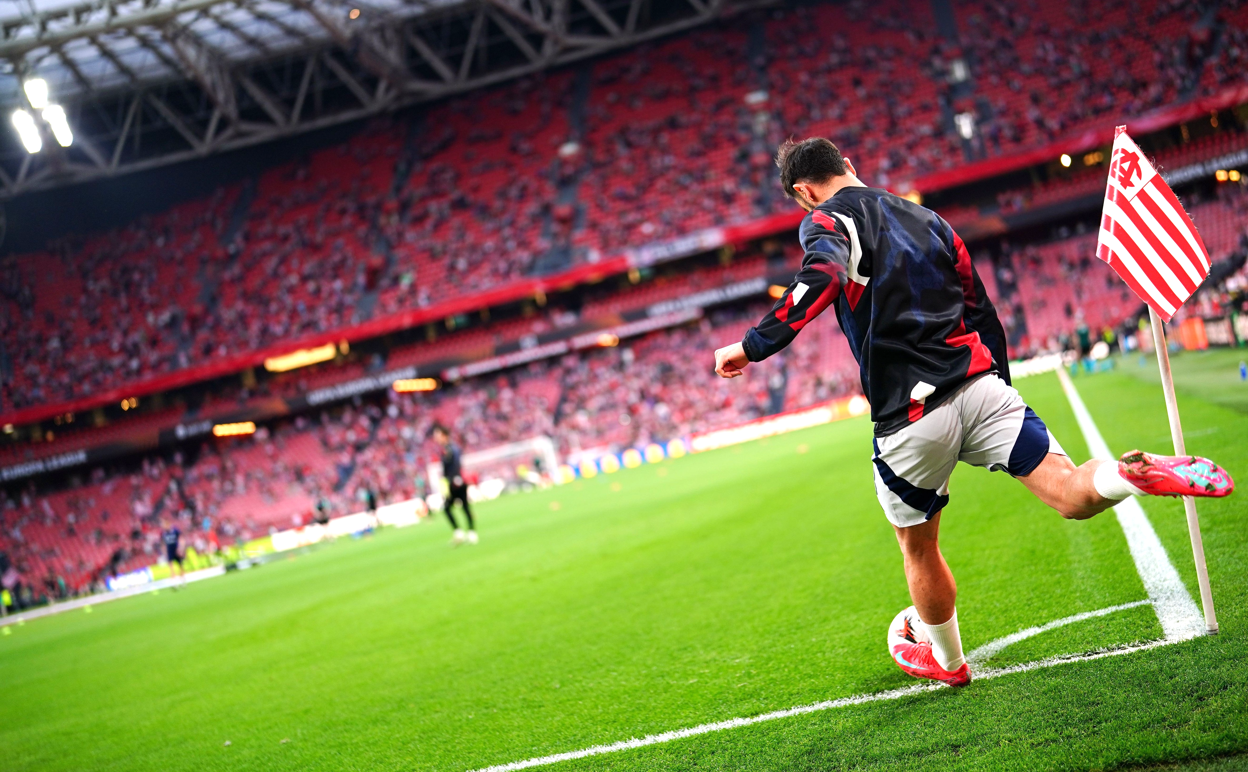 I-au pus pe masă "contractul vieții": 800.000 de euro pe săptămână ca să plece din Europa!