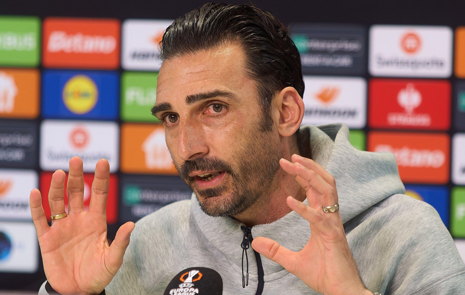 Imagine Stire Elias Charalambous a răbufnit în conferință la adresa arbitrajului: ”A fost clar! Nu e o greșeală umană” | 2review.ro