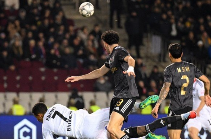 Imagine Stire Qarabag - Frankfurt 3-2. Gazdele au întors scorul în prelungiri și au declanșat nebunia în tribune! | 2review.ro