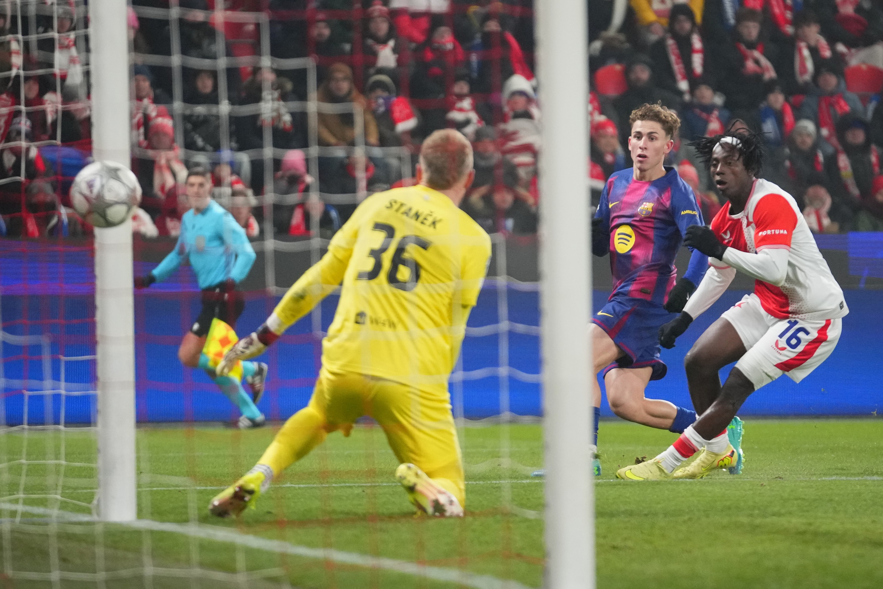 Imagine Stire Slavia Praga - Barcelona 2-4. Spectacol în Cehia, la -8 grade! Gazdele, OUT din UCL. Catalanii vor direct în optimi | 2review.ro