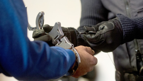 Ce alcoolemie avea Nae Stanciu la ora 14:00. Încătușat de polițiști, după ce a lovit o mașină și a devenit recalcitrant