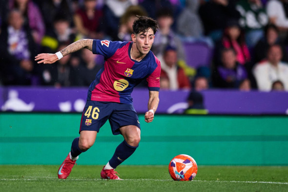 Dani Rodriguez of FC Barcelona with the ball during the LaLiga EA Sports match between Real Valladolid CF v FC Barcelona at the Estadio Jose Zorrilla