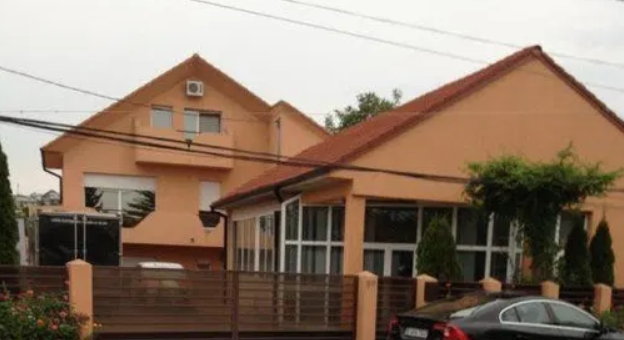 Imagine Stire Își vinde casa cu piscină și saună din Bârlad cu 800.000 €: ”Nu e pentru noi” | 2review.ro