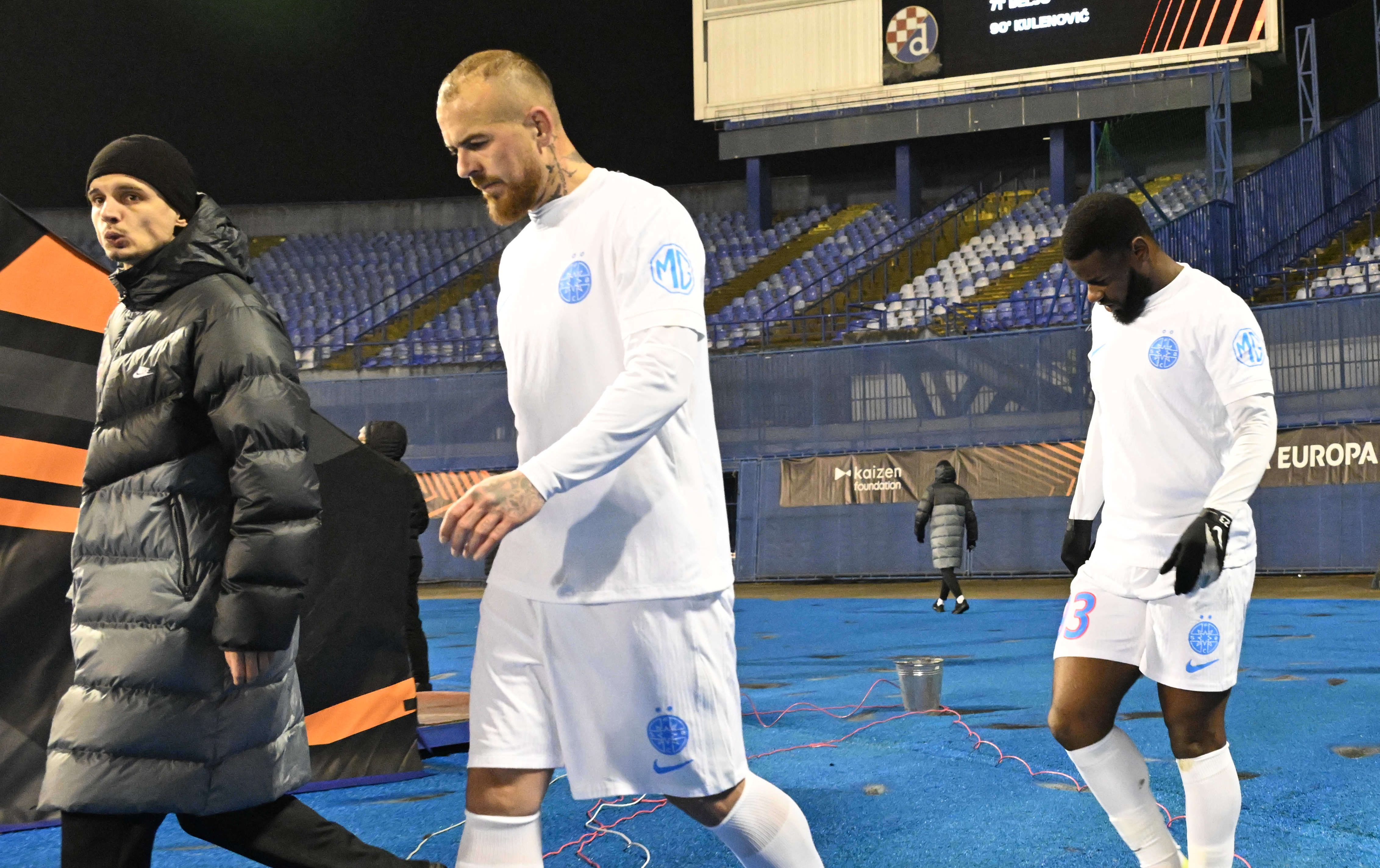 Imagine Stire Jucătorii de la FCSB, față în față cu Peluza Nord! Imaginile surprinse după 1-4 cu Dinamo Zagreb | 2review.ro