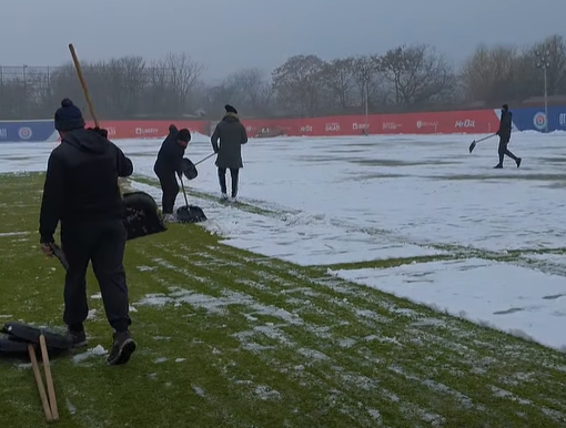 Imagine Stire Imagini inedite în SuperLiga! Fanii au dat ”la lopată” pentru ca echipa să se poată antrena | 2review.ro