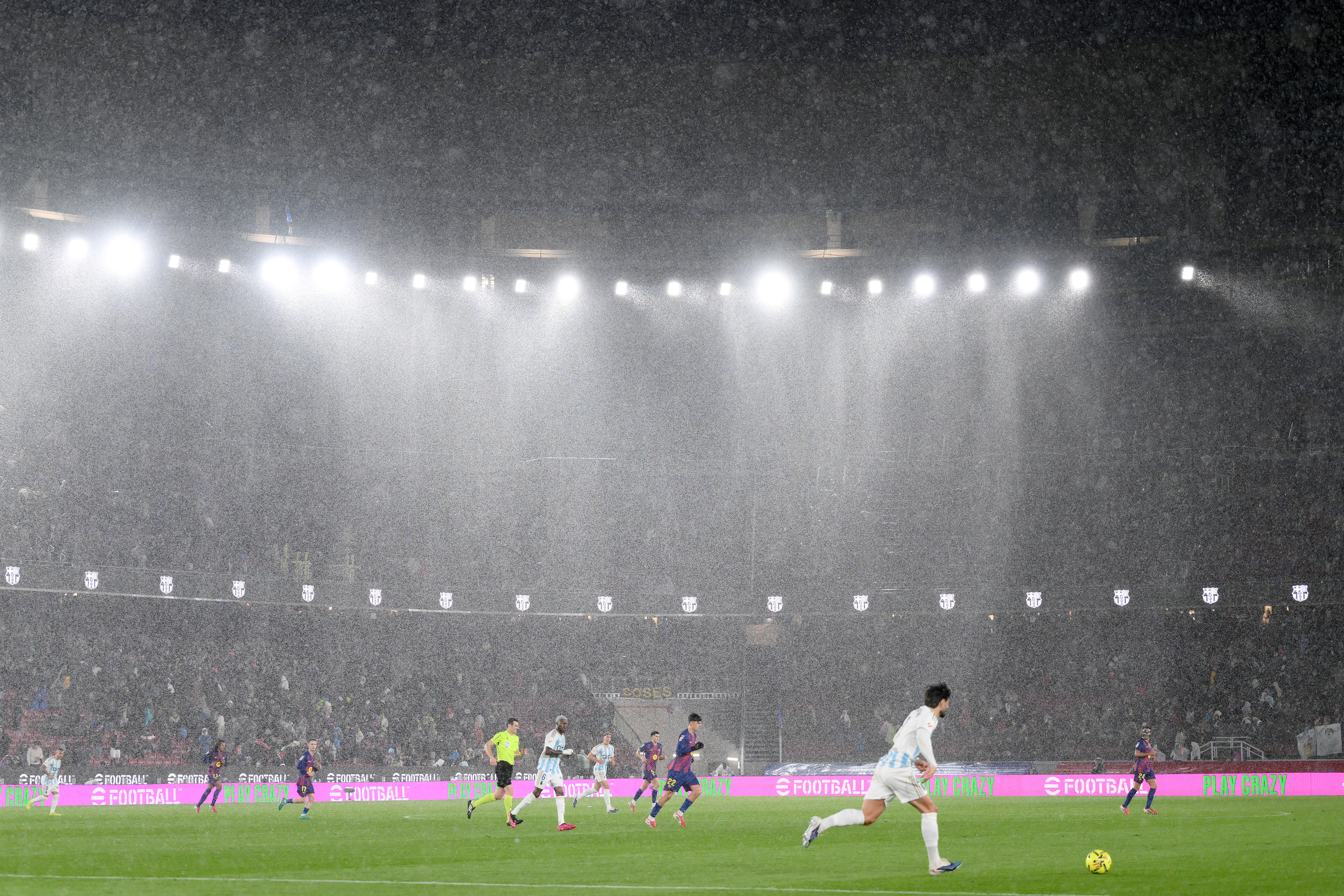 Imagine Stire Ploaie torențială la Barcelona - Real Oviedo! A început și grindina, iar arbitrul a luat o decizie neașteptată | 2review.ro