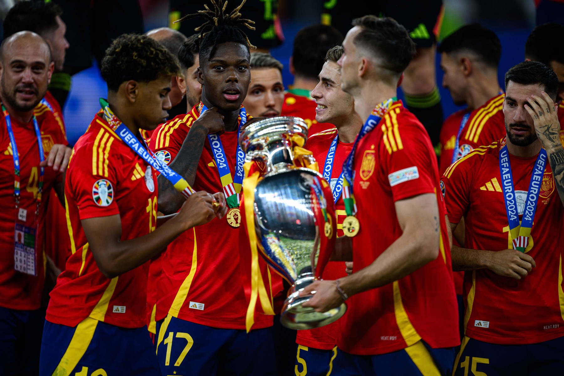 Imagine Stire Semnează cu Barcelona și intră direct în ”clubul miliardarilor” | 2review.ro