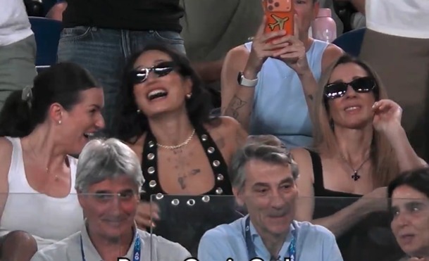 Imagine Stire Surprinsă de camere! Femeia cu 12 ani mai mare decât Alcaraz, în loja lui Carlos la Australian Open | 2review.ro