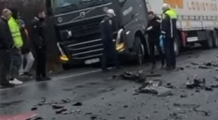 Imagine Stire Grecii au venit pe ”drumul morții” din România, după accidentul teribil de marți, și nu le-a venit să creadă ce au pățit | 2review.ro