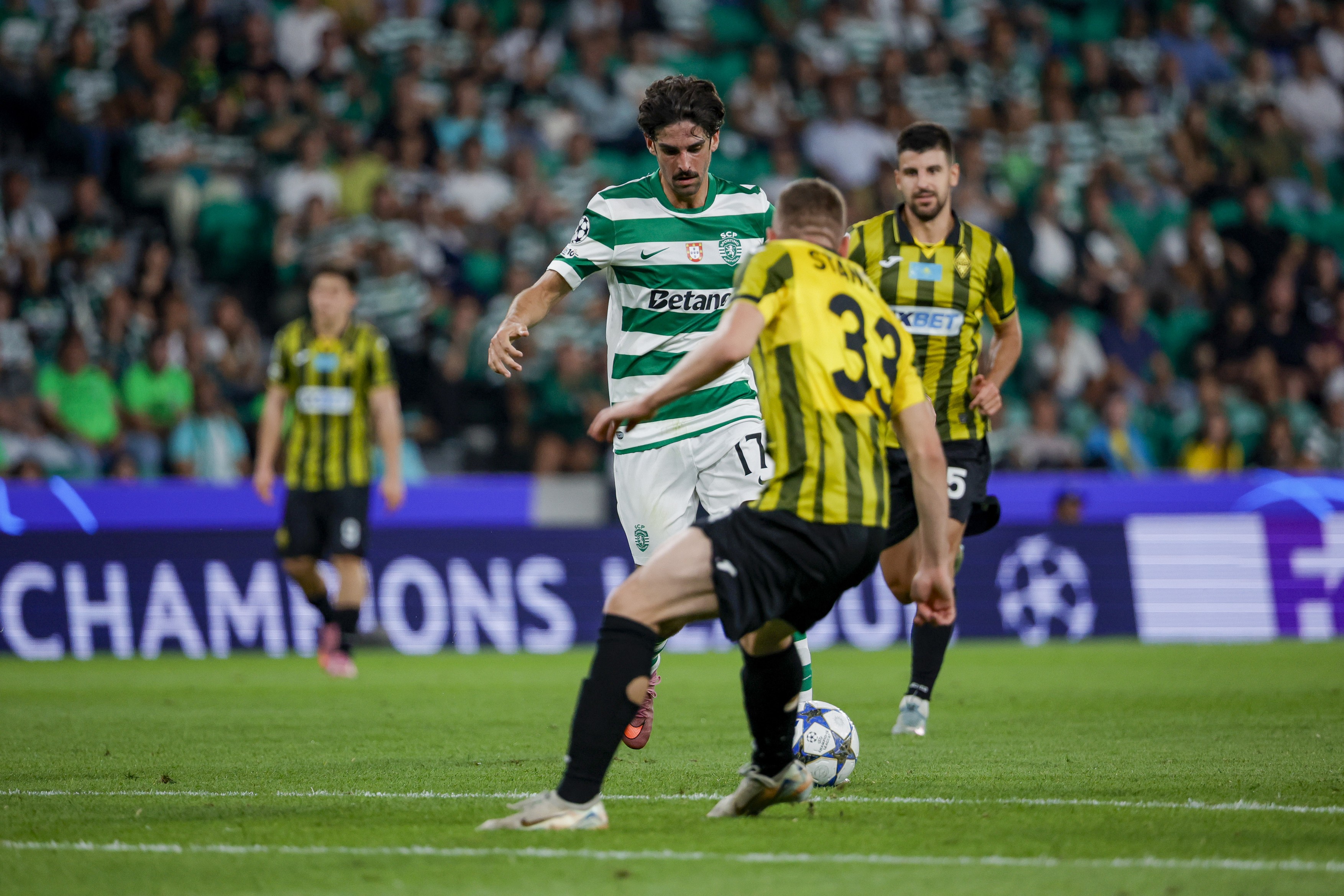 Imagine Stire Ce lovitură! Joacă miercuri în Champions League, după care semnează în SuperLigă | 2review.ro