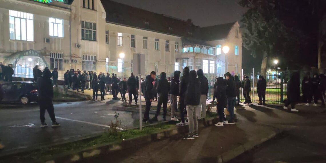 Imagine Stire Jurnalist agresat de un reprezentant al lui PAOK la spital. Ce au făcut sutele de fani greci la Timișoara | 2review.ro