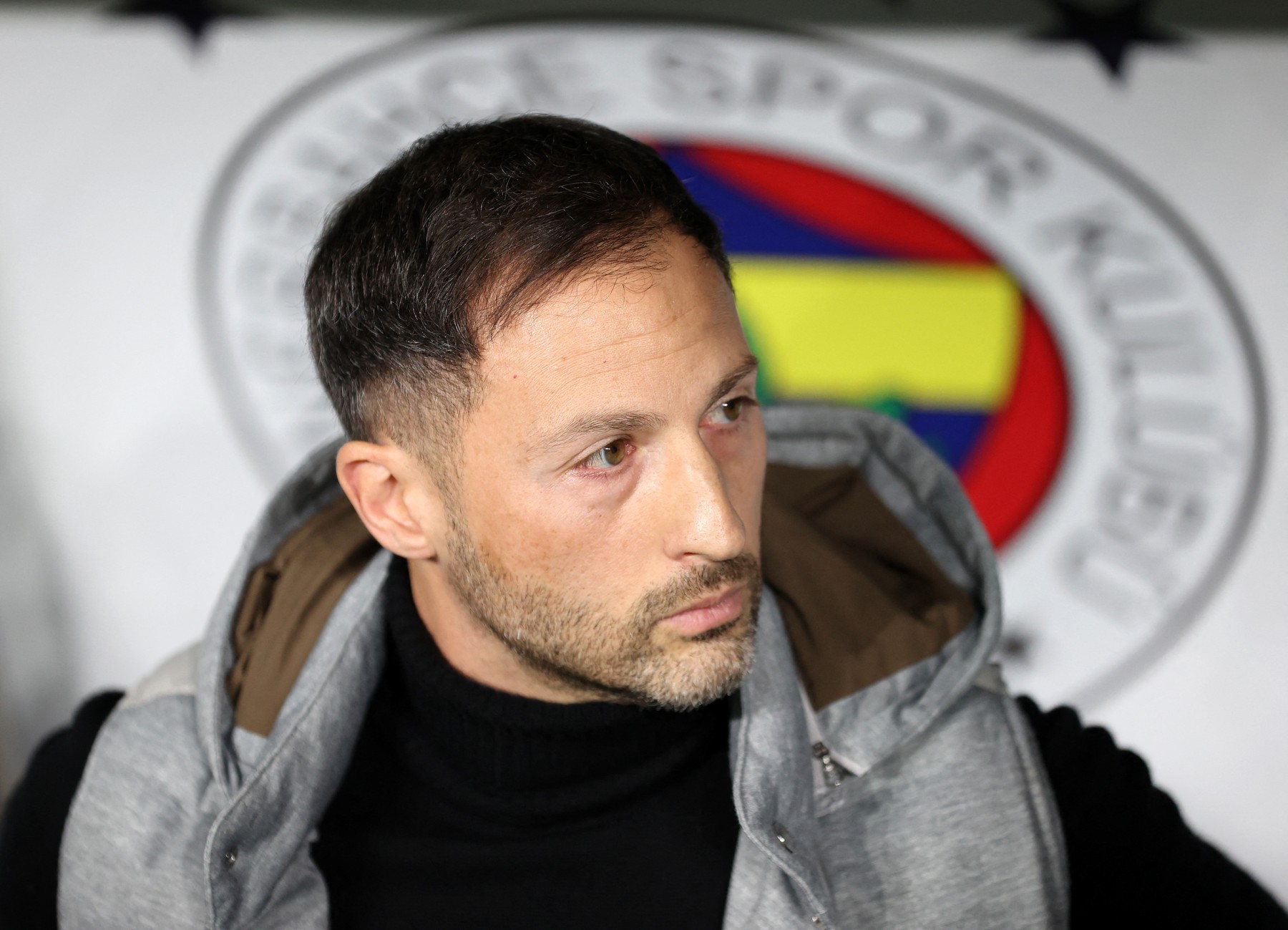 Imagine Stire Antrenorul lui Fenerbahce a fost lăsat fără cuvinte la București: ”Nu înțeleg. Patronul?” | 2review.ro