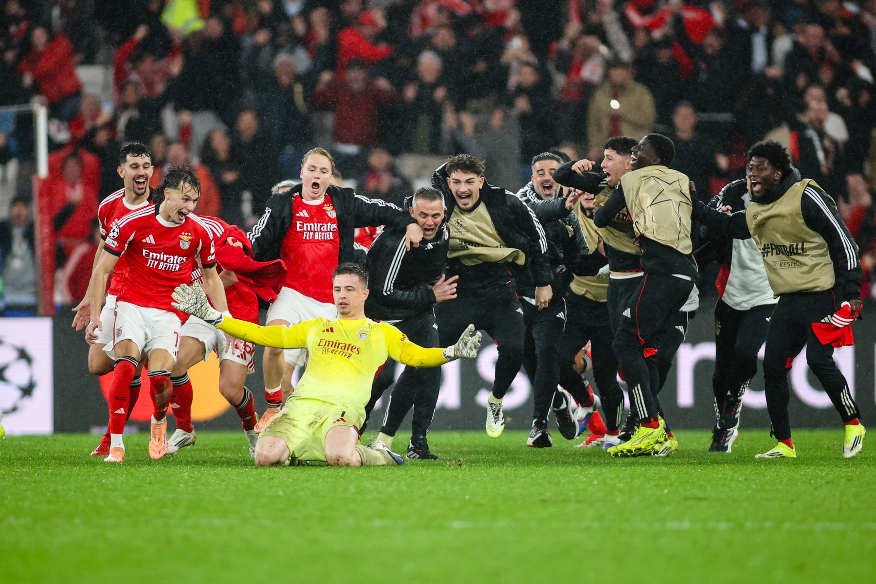 Imagine Stire Extaz în Portugalia, după ce portarul Benficăi a dat gol cu Real Madrid: ”Ce nebunie! A mai văzut cineva așa ceva?” | 2review.ro