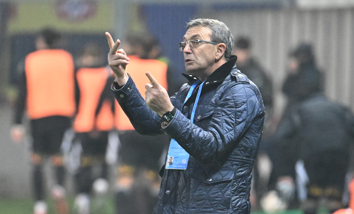 Neagoe, cu nervii întinși la maximum înainte de meciul cu Dinamo: ”D-asta am pierdut noi?”. Antrenorul a primit ultimatum