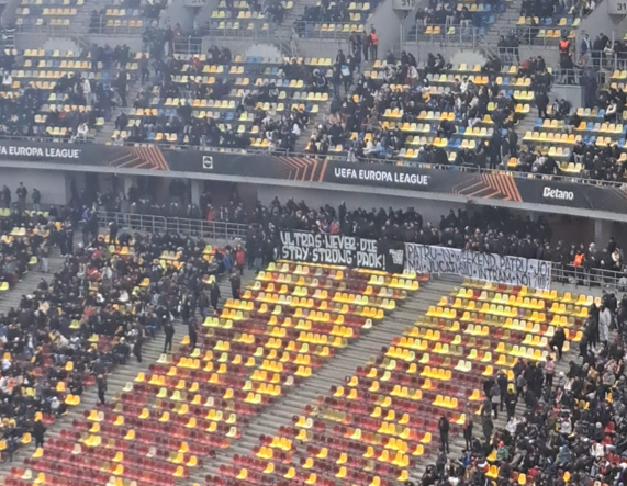 Imagine Stire S-au săturat! Bannerul afișat în peluza FCSB-ului înaintea meciului cu Fenerbahce | 2review.ro