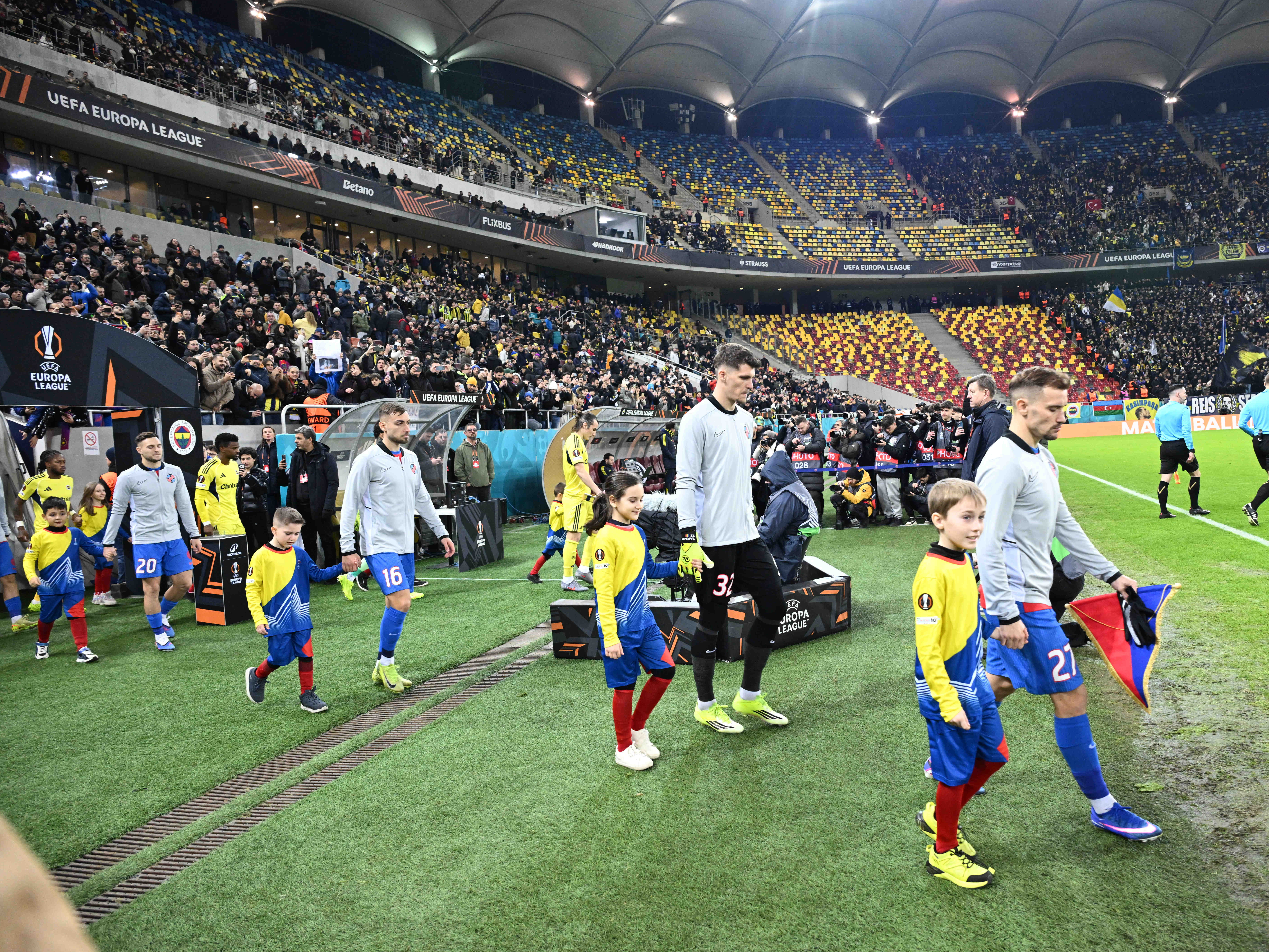 Imagine Stire Droguri la FCSB - Fenerbahce! Ce au mai găsit jandarmii înaintea meciului de pe Arena Națională | 2review.ro
