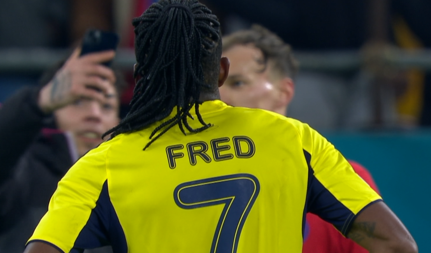 Imagine Stire Un spectator a intrat pe teren la FCSB - Fenerbahce și s-a dus țintă la doi jucători! Nume neașteptate | 2review.ro