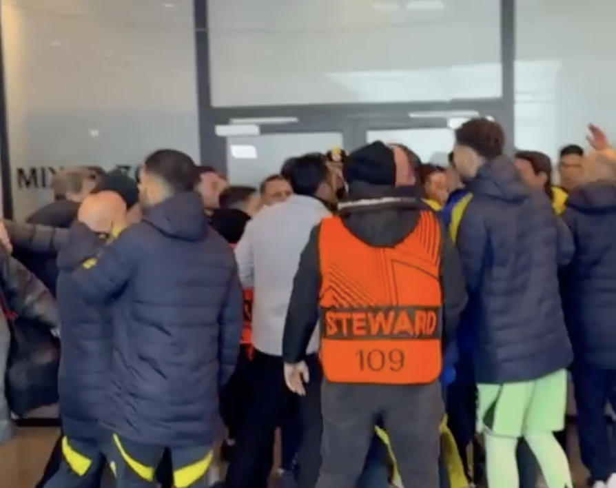 Imagine Stire Aproape de bătaie: scandal uriaș pe culoar, la FCSB - Fenerbahce! Elias Charalambous și Ederson, implicați | 2review.ro