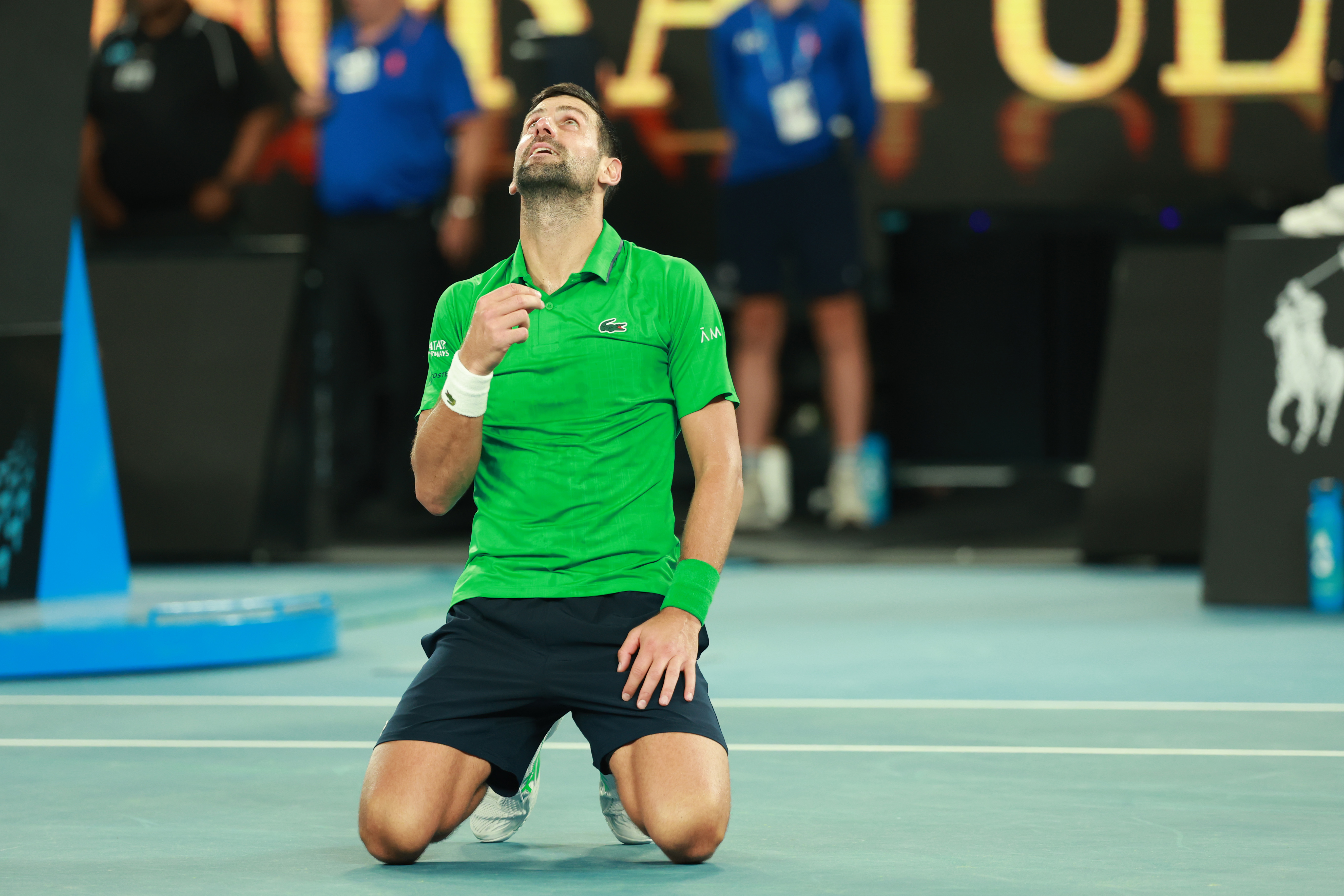 Imagine Stire Istorie! Djokovic a trecut de Sinner și e în finala Australian Open: s-a pus în genunchi, apoi a început să plângă | 2review.ro