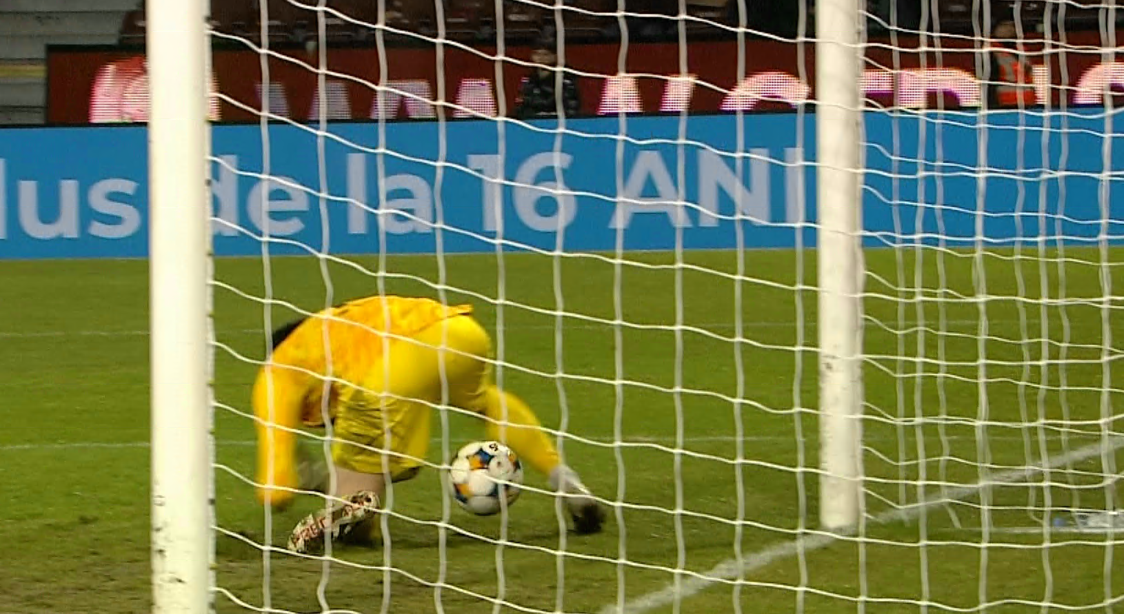 Imagine Stire Ce gafă la CFR Cluj: a scăpat mingea printre picioare și Metaloglobus a marcat! Gestul făcut imediat | 2review.ro