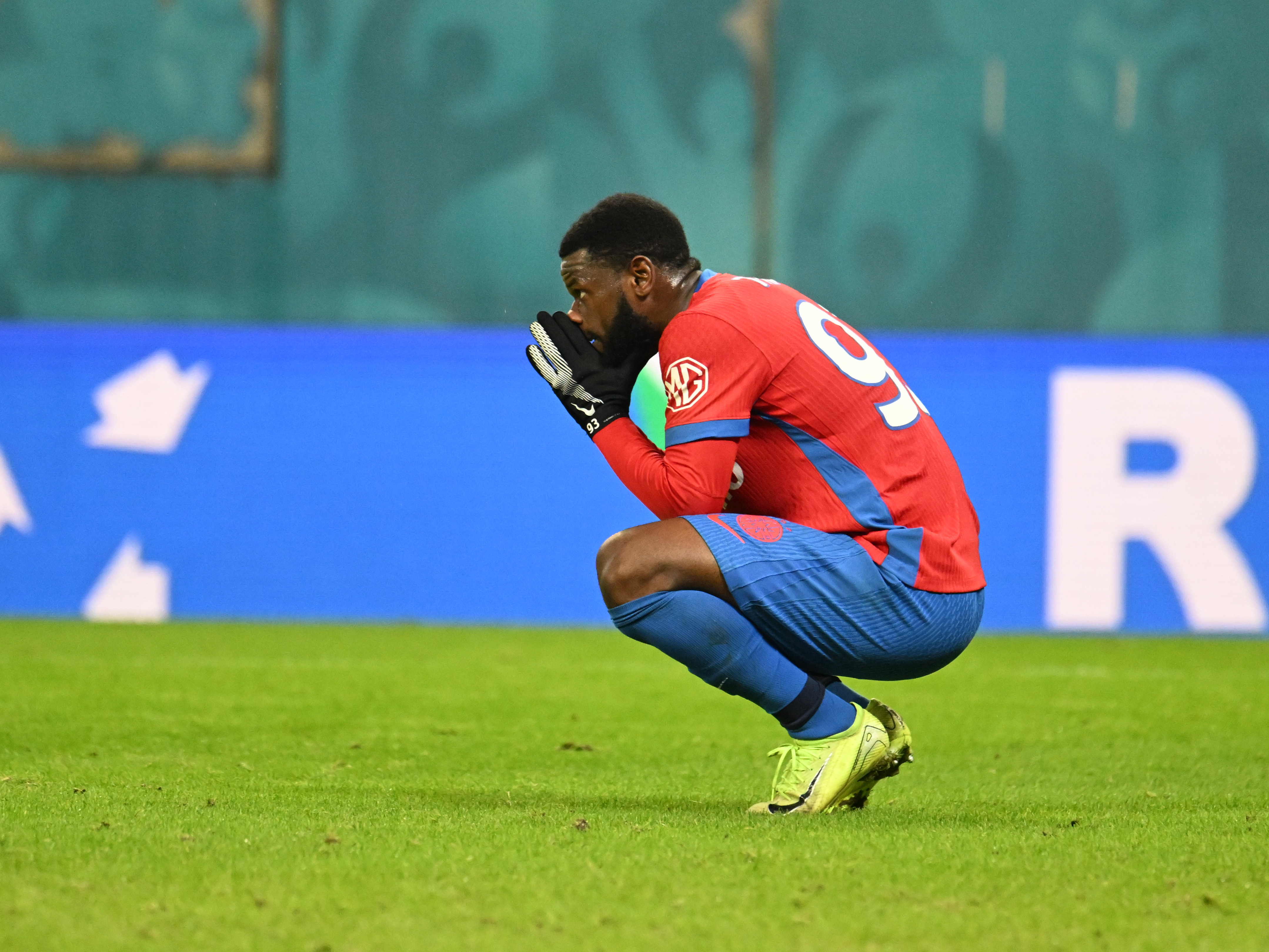 Imagine Stire Imagini de la finalul meciului FCSB - Fenerbahce! Gestul făcut de Mihai Pintilii | 2review.ro