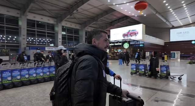 Imagine Stire Nicolae Stanciu, din nou în aeroport! Ce s-a întâmplat după 5 zile petrecute în China | 2review.ro
