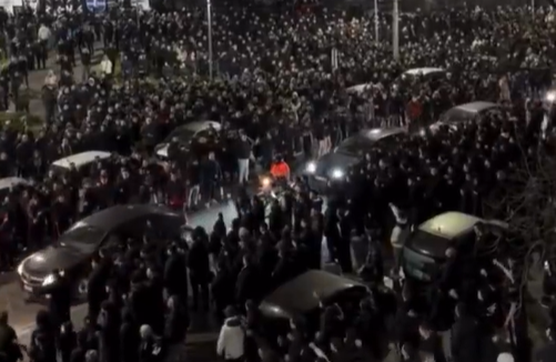 Imagine Stire Imagini emoționante! Sicriele suporterilor lui PAOK decedați în România au ajuns la stadionul ”Toumba” | 2review.ro