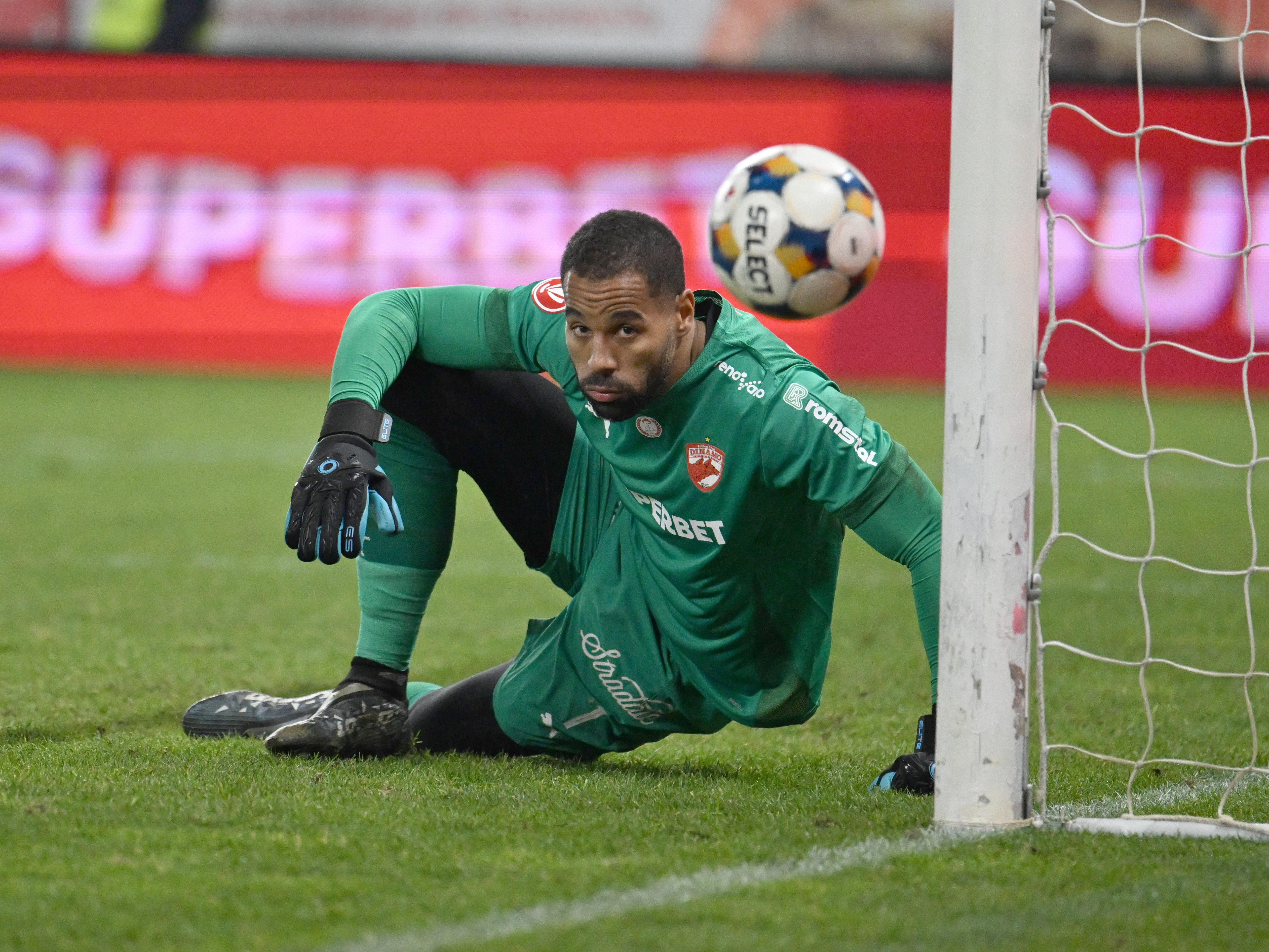 Reacția lui Devis Epassy după ce ”a comis-o” în meciul cu Petrolul, iar Dinamo a ratat primul loc