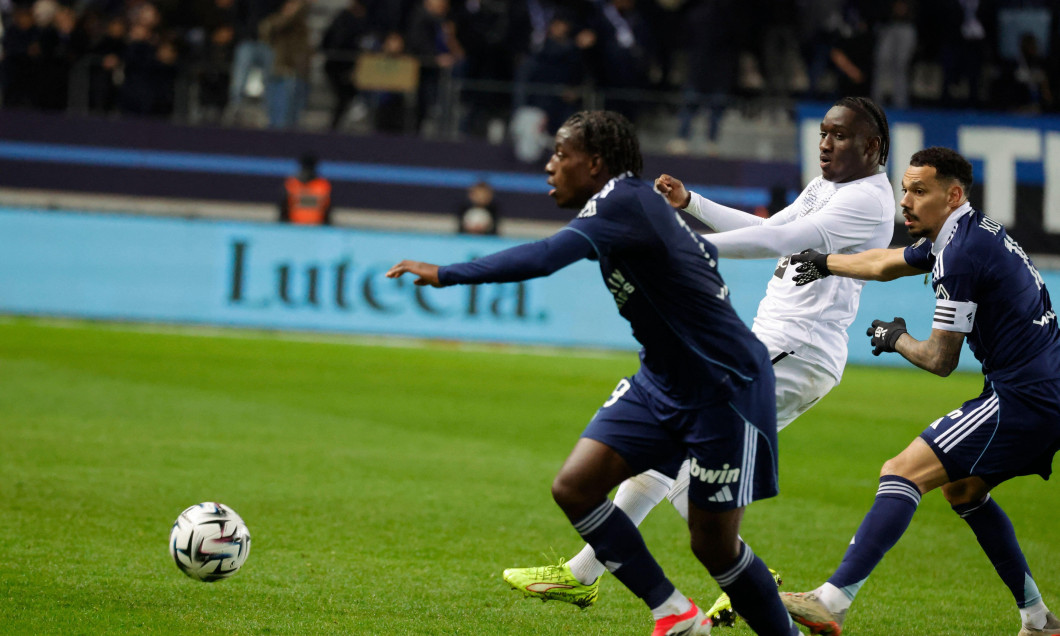 Paris, France. 25th Jan, 2026. PFC's Timothee Kolodziejczak battles Angers's Sidiki Cherif during the 2025-26 French soccer League One game, PFC vs Angers in Jean Bouin Stadium, Paris, France on January 25th, 2026. Photo by Henri Szwarc/ABACAPRESS.COM Cre