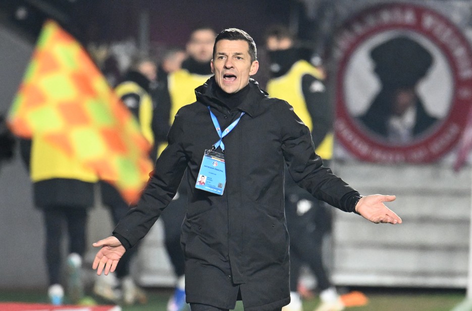 Imagine Stire A spus în direct cum a greșit Costel Gâlcă primul 11 la Rapid - ”U” Cluj: ”E complicată situația” | 2review.ro