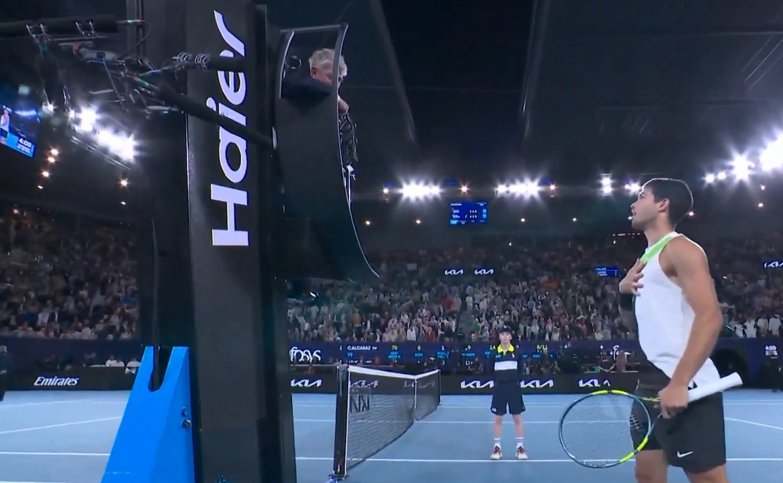 Imagine Stire Enervat și cu Novak Djokovic plecat la vestiare, Carlos Alcaraz a mers la arbitrul finalei Australian Open | 2review.ro