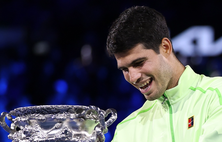 Imagine Stire Reacția lui Carlos Alcaraz, după ce l-a învins pe Djokovic în finala Australian Open și a intrat în istorie | 2review.ro