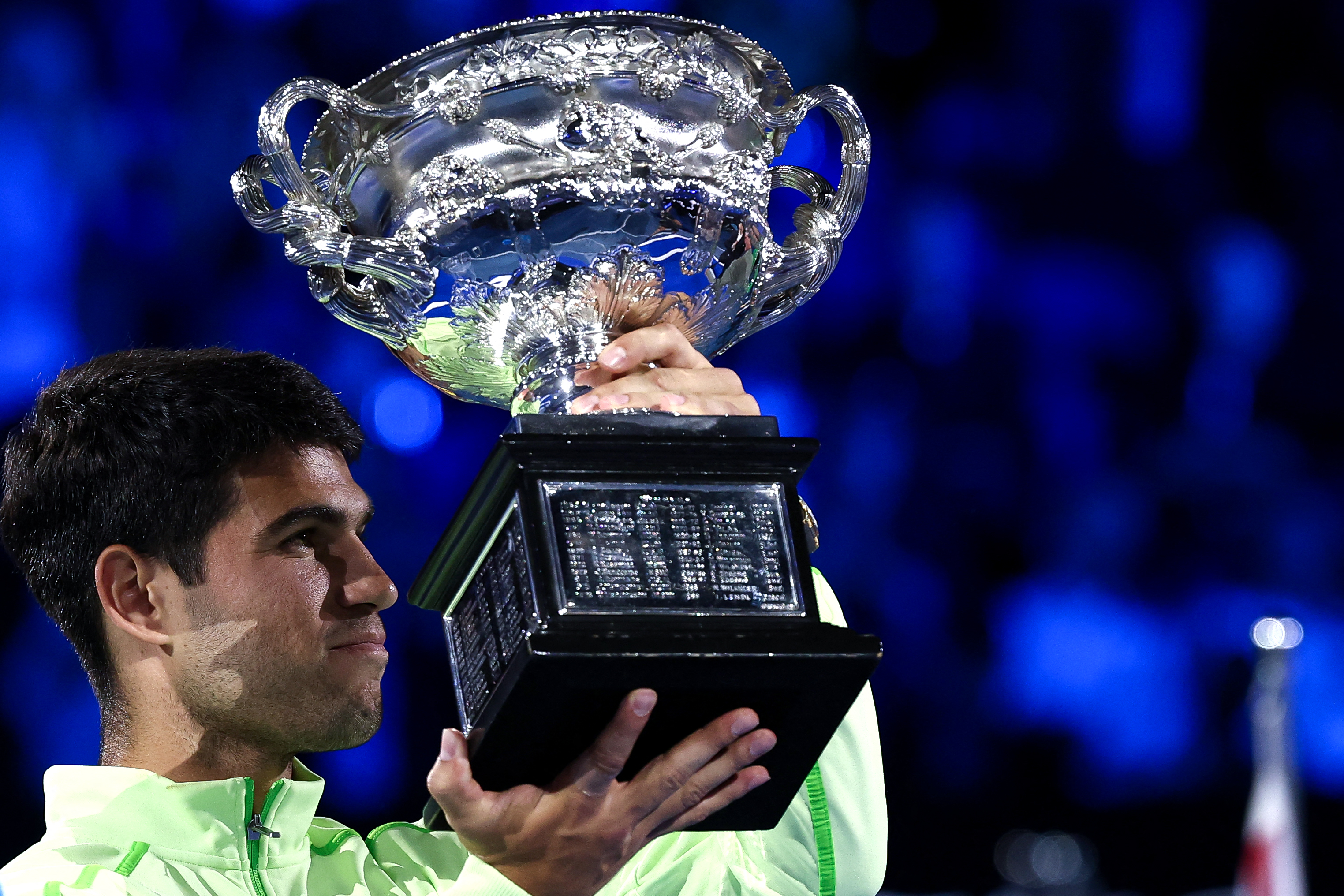 Imagine Stire Carlos Alcaraz - Novak Djokovic 2-6, 6-2, 6-3, 7-5, în finala Australian Open! Ibericul a scris istorie | 2review.ro